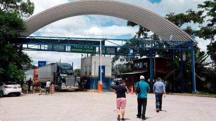Más de 450 unidades de transporte pesado pasan a diario por la frontera de Guatemala con Honduras en Omoa. FOTOS: YOSEPH AMAYA.