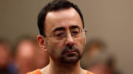 Larry Nassar fue apuñalado en una prisión en Florida pero se encuentra estable, según medios locales.