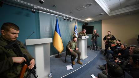 Zelensky brindó una conferenciad de prensa desde el búnker donde se encuentra refugiado en Kiev.