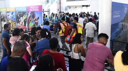 El chequeo en Migración tanto de entrada como de salida es uno de los mayores cuellos de botella del aeropuerto, ya que es poco personal para la alta demanda. Fotos: Héctor Edú.