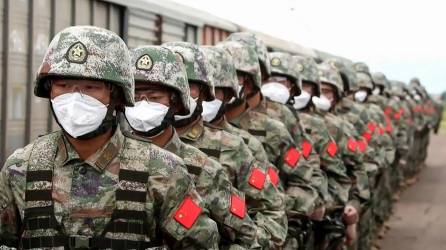 Miles de militares chinos arribaron este lunes a Rusia para realizar maniobras militares conjuntas.
