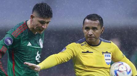 Iván Bartón impartió justicia en el polémico México vs Honduras realizado en el estadio Azteca.