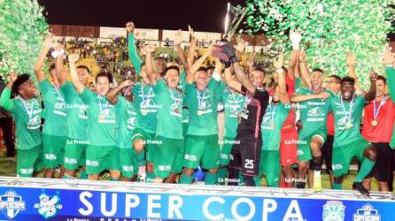 Los jugadores del Marathón alzando el trofeo de campeones de la Supercopa de Honduras. Foto Ronald Aceituno
