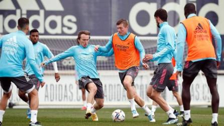 Toni Kroos en plento entrenamiento disputando el balón con Luka Modric. Foto RealMadrid.com