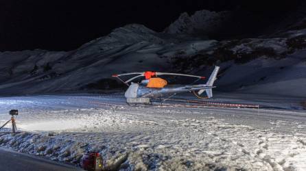 Al menos 10 esquiadores quedaron sepultados después de producirse una avalancha de nieve en la estación de esquí de Lech Zürs, en una sierra del macizo de Arlberg, en el estado de Vorarlberg, <b>que comparte frontera con el Tirol</b>, en Austria.