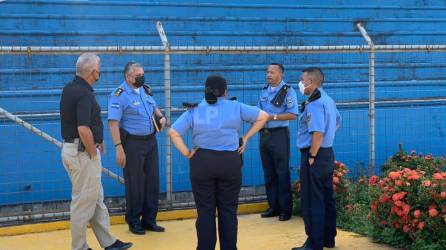 Elementos de la Policía Nacional acudieron al estadio Olímpico para planificar el trabajo que realizarán en el derbi sampedrano.