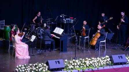 Parte de los alumnos de AMS en su presentación musical en conjunto.