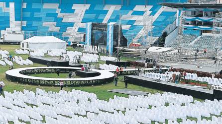 El escenario principal está en el centro de grama. Dentro del estadio hay pantallas para poder ver el evento. Murales de próceres y personalidades se instalaron.