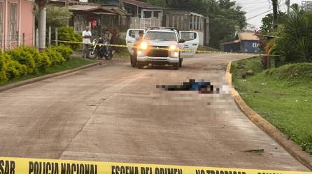 El cuerpo quedó en el pavimento de una de las calles del barrio Las Crucitas.