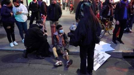 Un manifestante yace sobre la acera tras el incidente, ocurrido en la intesección entre la 29 calle este y la tercera avenida.