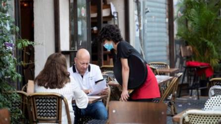 Tres israelíes departiendo al aire libre. Foto AJN