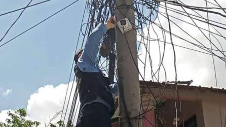 Los agentes de la DPI desmantelaron las cámaras de video instaladas en el poste del alumbrado público en varias colonias de San Pedro Sula, donde mareros pretenden controlar.