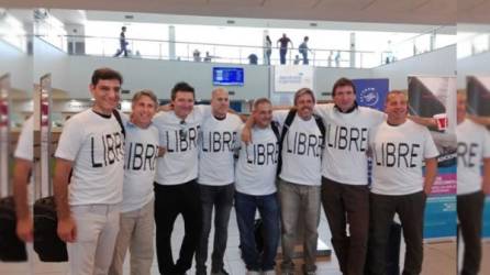 Cinco de diez amigos y profesionales argentinos que celebraban los 30 años de graduación en un colegio Politécnico de Rosario murieron el martes en el atentado de Nueva York, uno fue herido y cuatro resultaron ilesos.-En foto (izq a der.) Hernán Ferrucchi, Alejandro Pagnucco, Ariel Erlij, Iván Brajkovic, Juan Pablo Trevisan, Hernán Mendoza, Diego Angelini y Ariel Benvenuto.