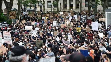 Las protestas contra el racismo han puesto el toque de queda en varias ciudades de Estados Unidos. Foto AFP