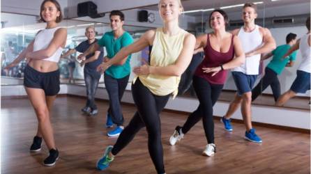 Aumenta tu flexibilidad realizando los ejercicios coordinados con bailes tropicales.