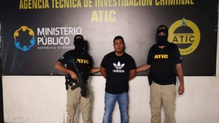 Momento en que José Manuel Valladares Rosa fue capturado por agentes de la Atic en Tegucigalpa.