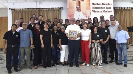 El padre José Vicente Nacher junto a voluntarios y miembros de la junta directiva de OSOVI.