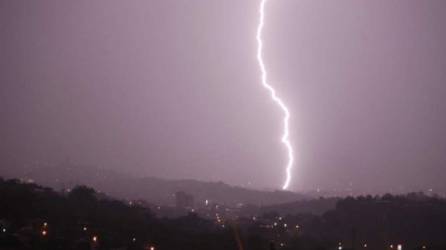 La actividad eléctrica permaneció por varias horas la noche del sábado 10 de abril en el norte de Honduras.