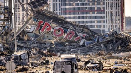 Daños en el centro comercial Retroville, un día después de que las fuerzas rusas lo bombardearan en un distrito residencial en el noroeste de la capital de Ucrania, Kiev.