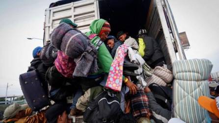 Las autoridades migratorias informaron que viajaban apilados 147 guatemaltecos y nueve hondureños, quienes iban en un tráiler acoplado a un semirremolque de redilas en el municipio de Mezcalapa, que se localiza sobre la cuenca del río Grijalva