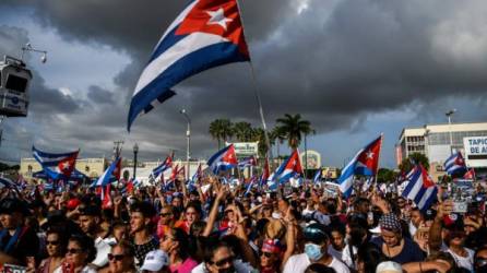 La gente protesta para mostrar su apoyo a los cubanos que se manifiestan contra su gobierno, en Miami. Foto AFP