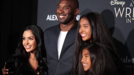 Una antigua foto familia de Kobe y Vanessa.