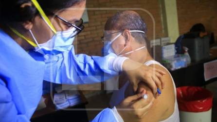 La jornada de inmunización anticovid inició este jueves en San Pedro Sula y en ocho regiones del país con las dosis de la vacuna de AstraZeneca.
