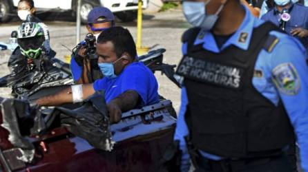 El policía hondureño Heider Ramírez, sospechoso de coronavirus, se fue del Seguro Social sin que le dieran el alta médica. Foto AFP