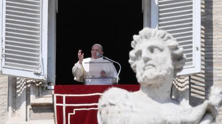 El papa Francisco pronuncia la oración dominical del Ángelus desde la ventana de su estudio con vista a la Plaza de San Pedro en el Vaticano.