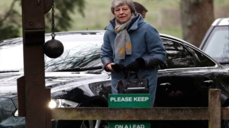 La primera ministra británica, Theresa May, llega para asistir a un servicio religioso, cerca de su distrito electoral de Maidenhead, al oeste de Londres. Foto AFP