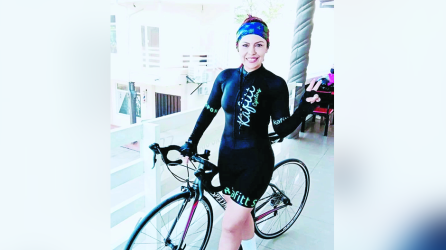 Mayra Elizabeth Andino en una de sus fotografías más recientes practicando ciclismo en Comayagua donde tenía su propio gimnasio.
