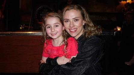 Laurel Griggs junto a Scarlett Johansson en una foto tomada en 2013.
