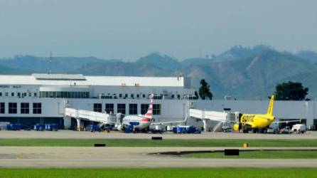 Según expertos y empresarios del norte, el aeropuerto Villeda Morales no se ha modernizado, lo que le resta competitividad. Foto: Yoseph Amaya.