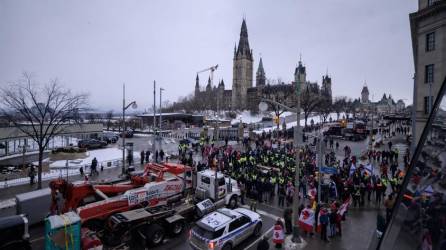 Una vista general muestra una protesta de camioneros por las reglas de salud pandémicas y el gobierno de Trudeau, frente al parlamento de Canadá en Ottawa.