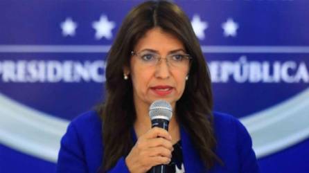 Ministra de Salud, Alba Consuelo Flores.