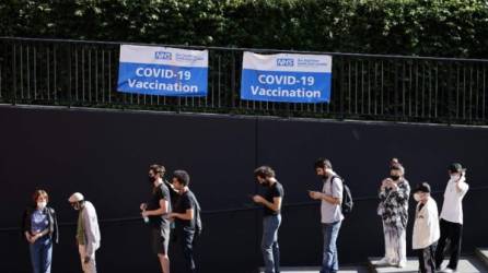 Un grupo de personas afuera para recibir la vacuna Pfizer-BioNTech covid-19 en un centro temporal en la Tate Modern, en el centro de Londres. Foto AFP