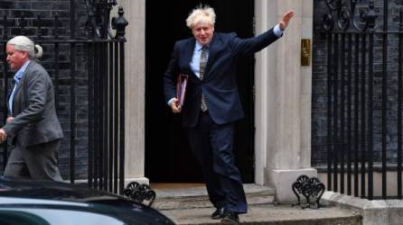 El primer ministro británico, Boris Johnson, saluda al salir del número 10 de Downing Street en el centro de Londres para asistir a las preguntas del primer ministro en la Cámara de los Comunes. Foto AFP