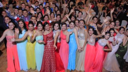 Los 46 bachilleres bilingües disfrutaron de su noche de graduación festejando a lo grande.