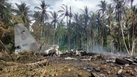 El humo sale de los restos del avión de transporte C-130 de la Fuerza Aérea de Filipinas después de que se estrelló cerca del aeropuerto en la ciudad de Jolo. Foto AFP