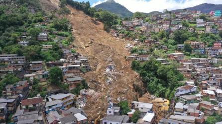 Las lluvias torrenciales y las inundaciones que azotaron la ciudad brasileña de Petrópolis mataron a muchas personas, informaron las autoridades.