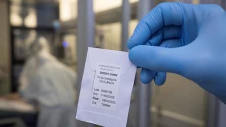 Una enfermera de la unidad de cuidados intensivos (UCI), del hospital universitario Morales Meseguer de Murcia, muestra el 25 de abril de 2020 una dosis de hidroxicloroquina, un medicamento utilizado contra la malaria.