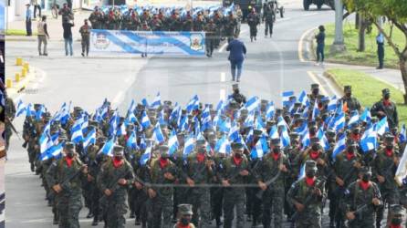 Diferentes instituciones armadas, como en años anteriores, desfilaron este 15 de septiembre en las calles de San Pedro Sula.