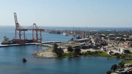Puerto Cortés cuenta con nueva tecnología y con varias terminales para recibir contenedores, granos y líquidos. Foto: Franklin Muñoz