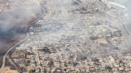 Fotografía muestra la devastación que dejan a su paso los incendios en Hawái.