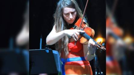 Elena pertenece a la cuarta generación de músicos por parte de su padre. Dio su primer concierto a los 6 años como solista con la Filarmónica de Bakú (Azerbaiyán). Fotos: Leonela Paz