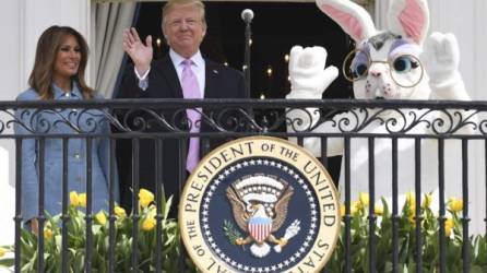 Donald Trump (c) junto a Melania Trump (i) durante la celebración 'Easter Egg Roll' en la Casa Blanca. AFP.