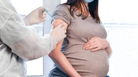 La Secretaría de Salud urge a las embarazadas a vacunarse para no sufrir los embates del virus.