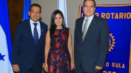César y Karen García con el gobernador Julio Grazioso.