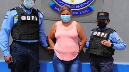 Nury Alieth López siendo custodiada por agentes de la DPI.