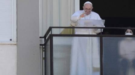 El papa Francisco dirige la oración del Ángelus del domingo desde el Hospital Gemelli, en Roma. Foto AFP